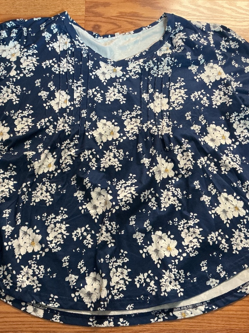 White & Blue Floral Pleated V~Neck Rounded Hem Short  Sleeve Top Size 3XL
